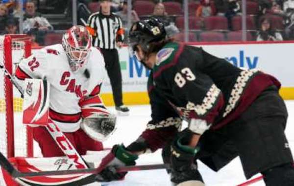 Carolina Hurricanes slog Arizona Coyotes med 5-3 för att ta plats nummer 1 i Mets