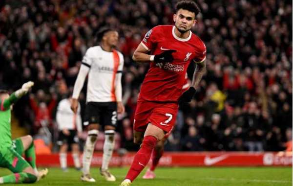 El Liverpool remonta al Luton (4-1) y se afianza en el liderato con cuatro goles